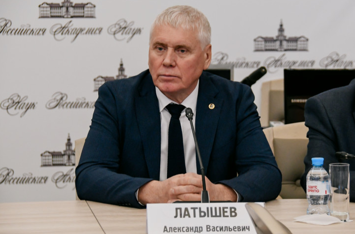 Новосибирский академик Александр Латышев получил самую престижную научную премию России