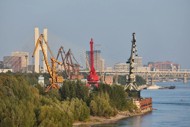 Старые краны в новосибирском порту превращают в арт-объекты: к «Жирафу» и «Зебре» скоро присоединится «Кальмар»