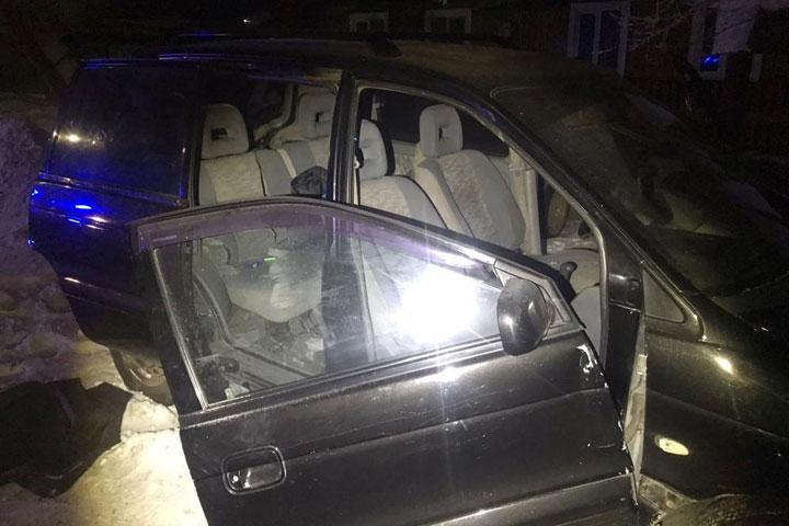 Пассажир выпал из машины в Алтайском районе и получил травмы
