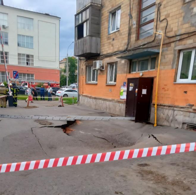 Обновлено: В Красноярске провалился грунт под жилым домом на улице Бограда, недалеко от дома с квартирами для сотрудников Русгидро