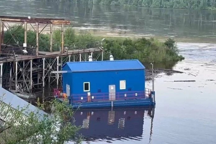 За два месяца до отопительного сезона в Бодайбо Иркутской области разгорелся конфликт из-за новой плавучей насосной станции