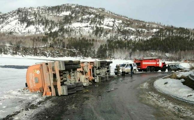 Бензовоз с соляркой перевернулся на трассе в Иркутской области