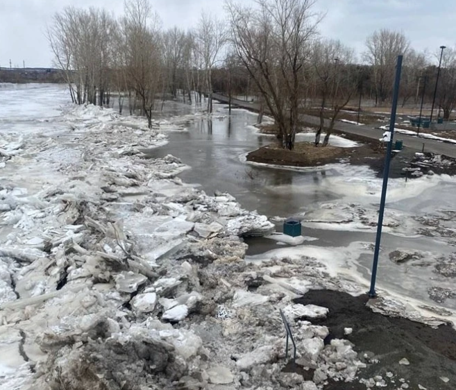 В Ачинске Красноярского края паводок уничтожает набережную за 135 млн рублей