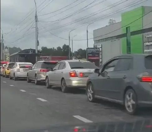 Обновлено: В Иркутске из-за дефицита бензина водители вынуждены стоять в очередях по 40 минут