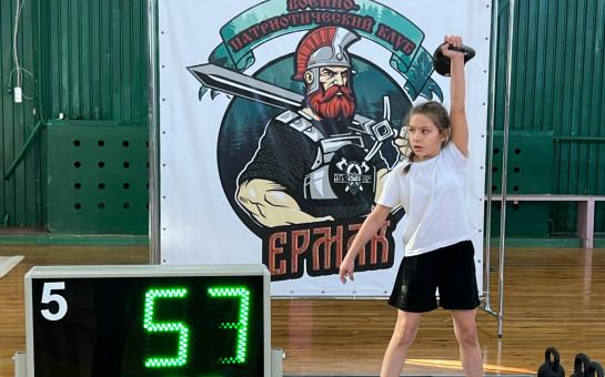 Новосибирская школьница подняла гирю 334 раза за 12 минут