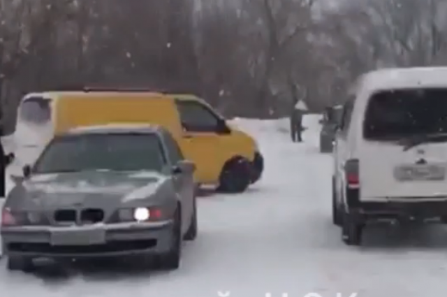 Массовая авария из 12 машин произошла в Новосибирске из-за скользкой дороги 
