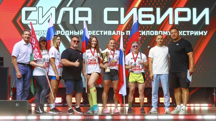 В Омске москвичка Юлия Подрядчик сдвинула семь машин и установила рекорд России