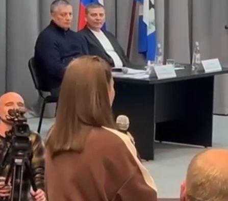 Жители города Бодайбо Иркутской области устроили разнос губернатору Игорю Кобзеву за дорогие авиабилеты, медицину и плохие дороги