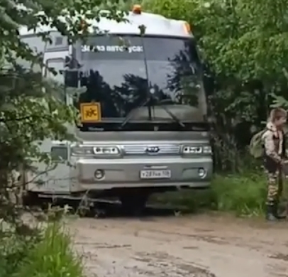 Автобус с детьми застрял на размытой дороге по пути в лагерь «Юный музыкант» под Иркутском