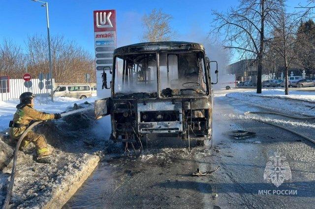 Автобус сгорел в Новосибирске на улице Богдана Хмельницкого