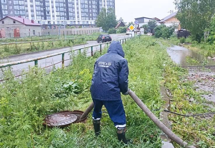 Сильный ливень в Алтайском крае привел к подтоплениям и разрушениям: пострадал ребенок