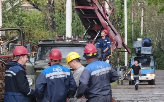 Смерч в Усолье‑Сибирском повалил опору ЛЭП, деревья и повредил кровли домов