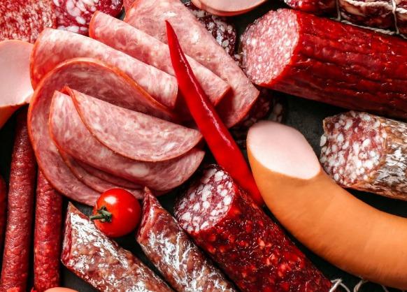 Цены на колбасу и пельмени в России выросли на 20% 