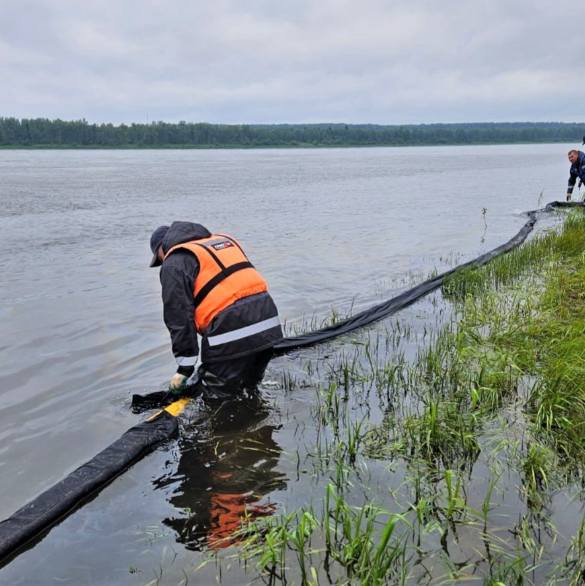 В трех районах Красноярского края ввели режим ЧС межмуниципального уровня из-за разлива топлива на Енисее