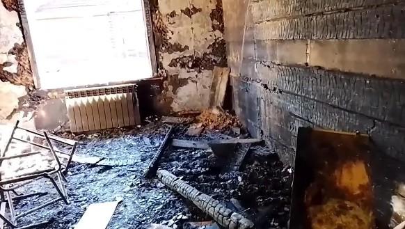 В Катангском районе Иркутской области сгорела поликлиника: здание не подлежит восстановлению 
