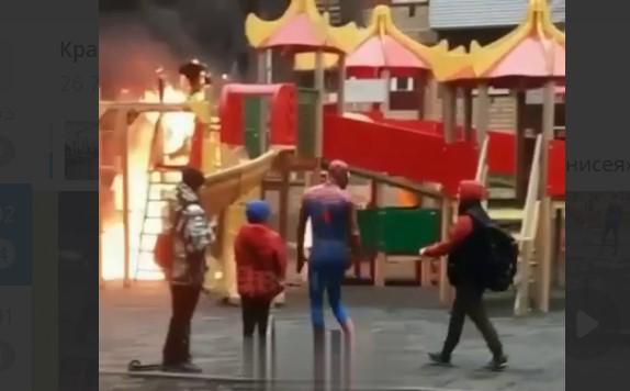 Детская площадка сгорела под наблюдением Человека-Паука в Красноярске