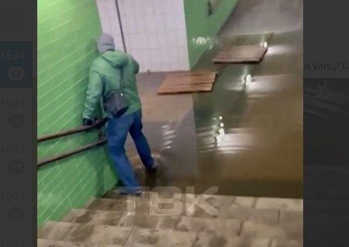 Подземный переход на Николаевском проспекте Красноярска затопило