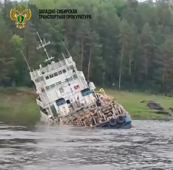 Обновлено: 15 тонн мазута попало в реку Енисей на севере Красноярского края после аварии теплохода