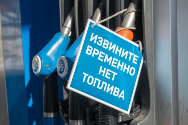 Обновлено: В Новосибирске мусоровозы не успевают вывозить отходы из-за огромных очередей на заправках
