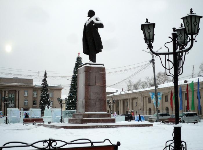 Масштабная уборка памятников от снега проходит в столице Приангарья