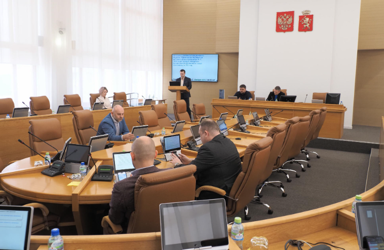 В красноярских автопарках не хватает почти половины кондукторов и 30% водителей