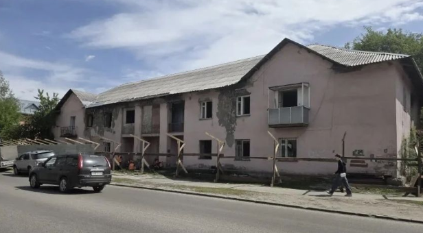 В Барнауле начали снос первого аварийного дома в микрорайоне Поток: всего расселят 45 зданий