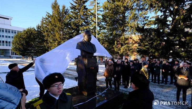 В Томске открыли памятник политику Егору Лигачеву