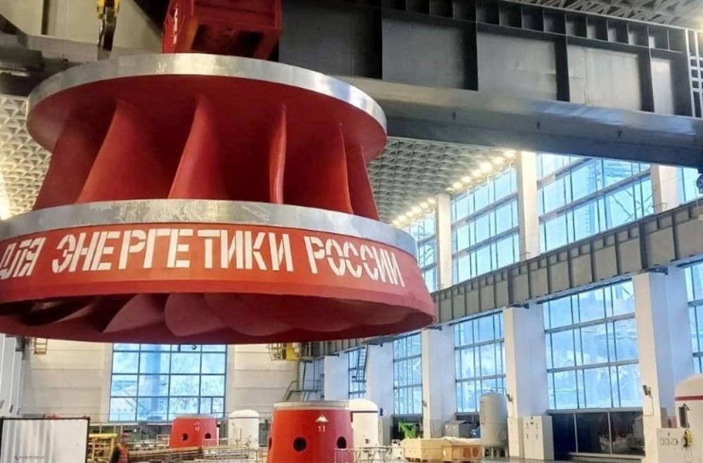 Рабочее колесо весом в три Боинга-747 установили на Красноярской ГЭС