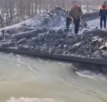 В Новосибирске начали рыть траншею к реке Плющихе для отвода талой воды: движение ограничено