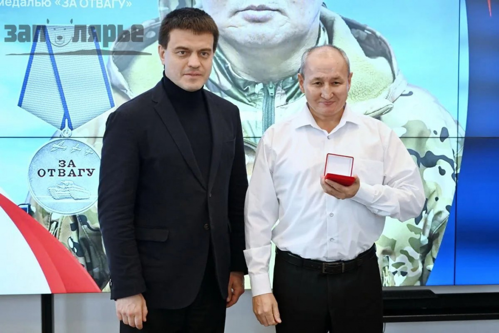 В Норильске ремонтируют недавно построенные дома Михаил Котюков и жительница Норильска