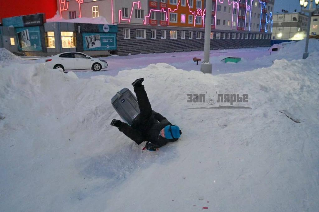 Норильск дети снежная ледяная горка Фото Заполярье - Заполярный край.jpg Норильск дети снежная ледяная горка Фото Заполярье - Заполярный край.jpg