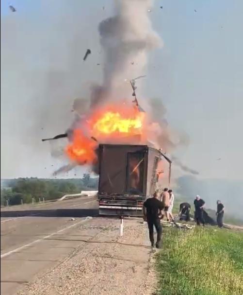 Фура взрывается в Амурской области - атака дронов.jpg Фура взрывается в Амурской области - атака дронов.jpg