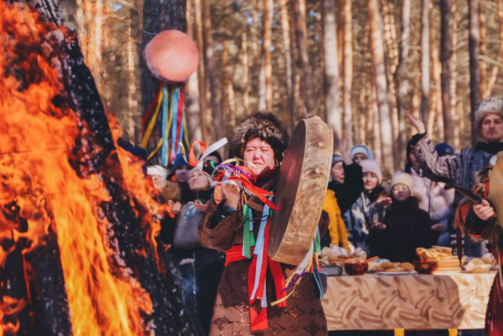 Ритуалы Равноденствия Люди возле костра, шаманка, лес
