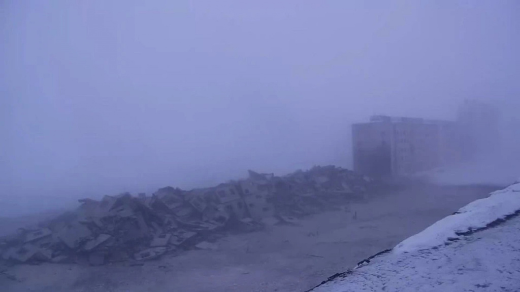 Остатки разрушенного города в Арктике