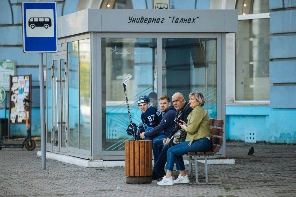 Хоккейный клуб Норильск спортсмен сидит на остановке автобуса Норильск.jpg Хоккейный клуб Норильск спортсмен сидит на остановке автобуса Норильск.jpg