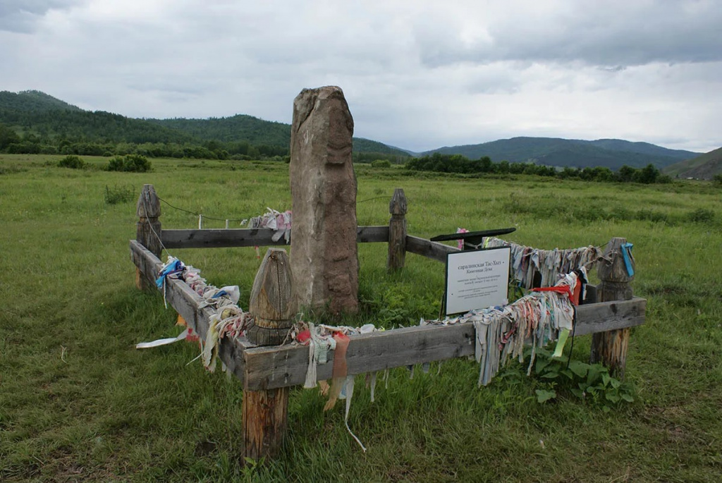 Камень в степи