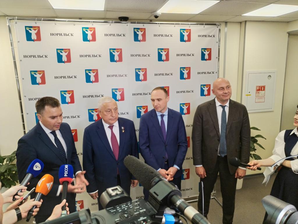 Карасев_Харитонов_Басанский_Уткин_слева_направо.jpg