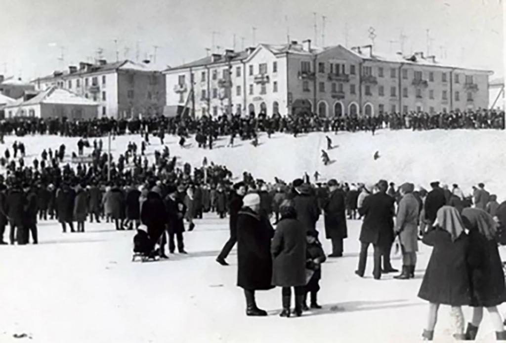 Уличные гуляния историческое фото