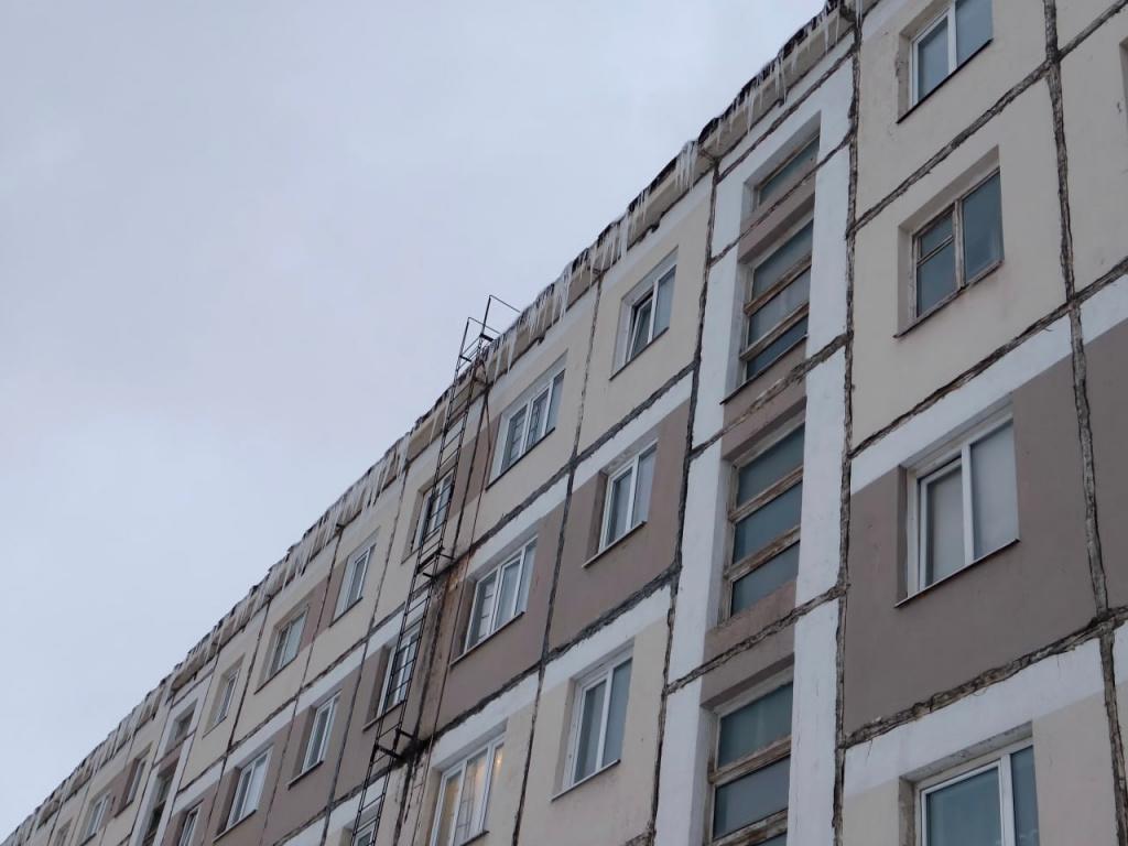 Сосульки на доме 