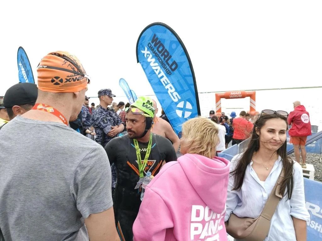 Как прошел холодовой заплыв X-WATERS - 2026 на Таймыре Енисей, заплыв в районе Дудинки, люди на берегу
