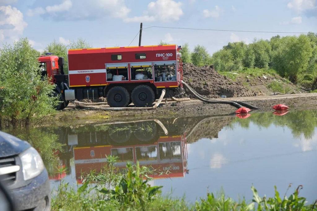 Паводок село Усть-Ишим Омской области насос откачивает воду.jpg