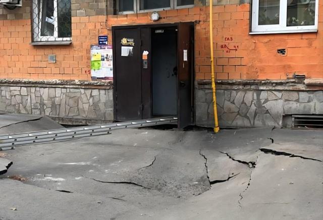 провалился грунт у жилого дома Красноярск улица Бограда 2.jpg