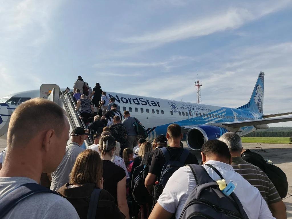 Кризис в больнице Норильска Люди в аэропорту
