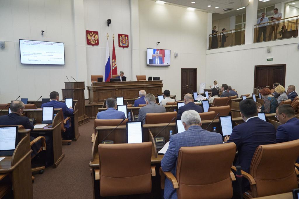 Депутаты Заксобрагния Красноярского края на сессии 4 июля 2024 Фото Александр Бурмистров.jpg