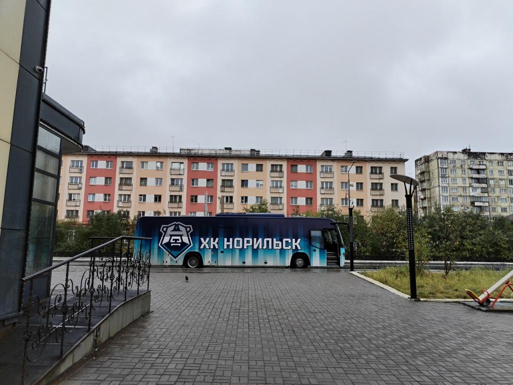 Хоккейный клуб Норильск автобус на улице города осень.jpg Хоккейный клуб Норильск автобус на улице города осень.jpg