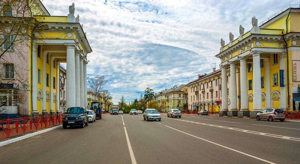 История Ангарска Два идентичных здания в центре Ангарска