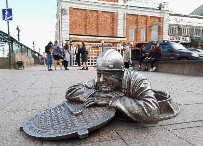 Омск 2 Скульптура Слесарь Степаныч.jpg
