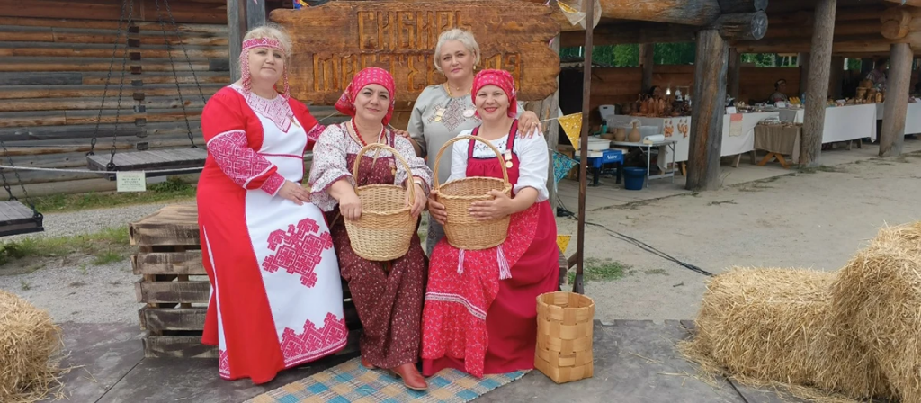 Сибирские ремесла Женщины в национальных одеждах