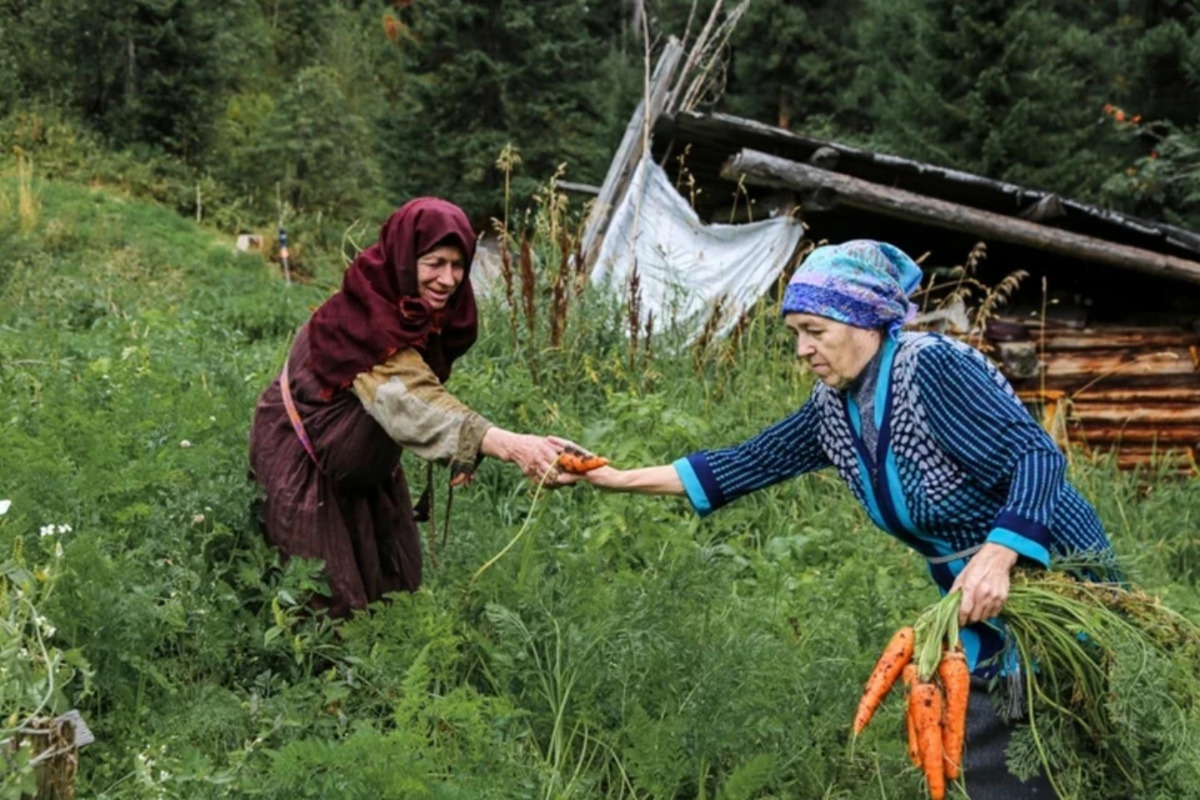 Агафья Лыкова и помощница Александра Почему Агафья Лыкова боится штрихкодов, не пускает курящих в дом и верит, что молитва останавливает медведя