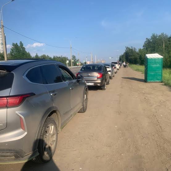 Биотуалет в очереди на заправке Топливный кризис, как проверка сибирских губернаторов на профпригодность